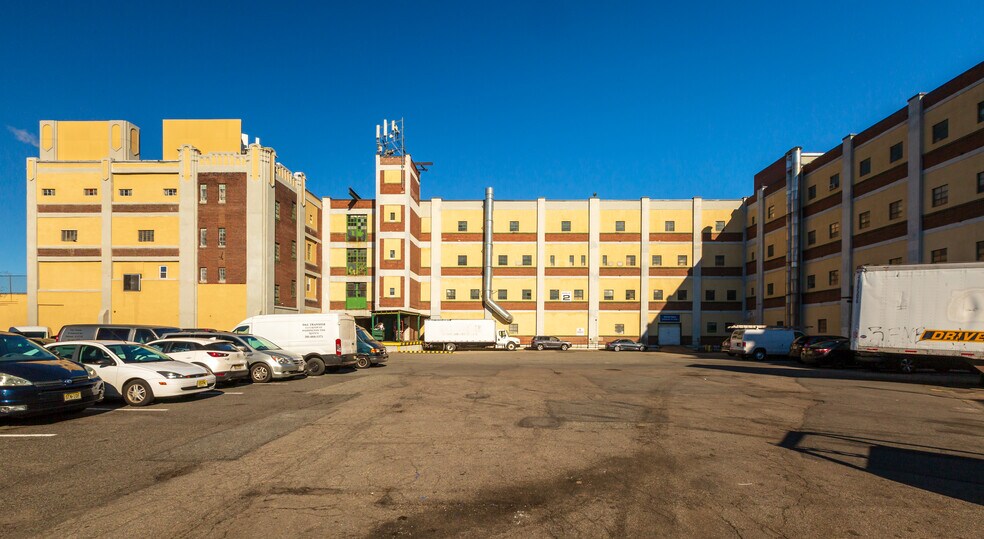 239 Lindbergh Pl, Paterson, NJ for lease - Building Photo - Image 3 of 15