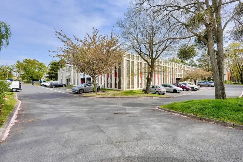 Flex in Éragny for lease Building Photo- Image 1 of 7