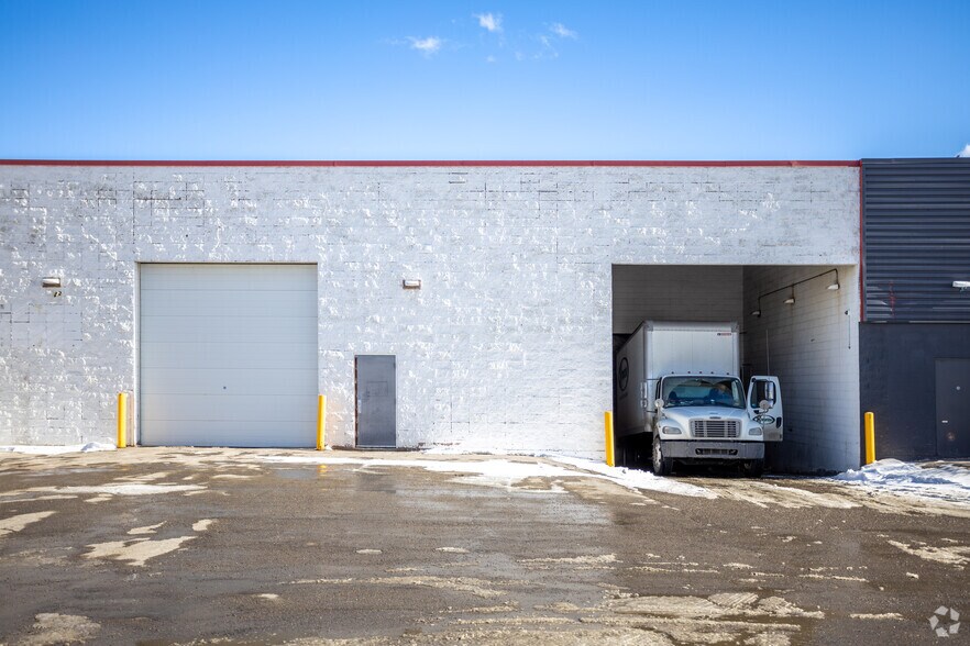3030 32nd Ave NE, Calgary, AB for sale - Building Photo - Image 3 of 6