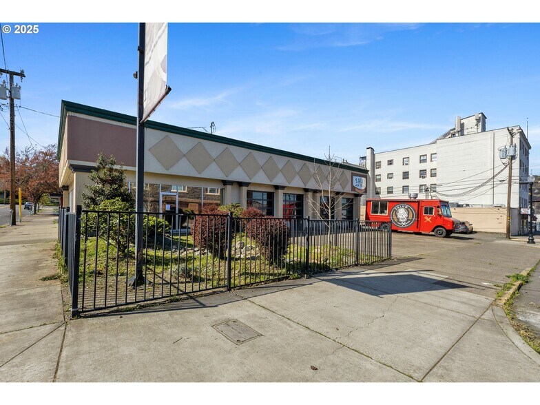 725 SE Lane Ave, Roseburg, OR for sale - Building Photo - Image 3 of 9