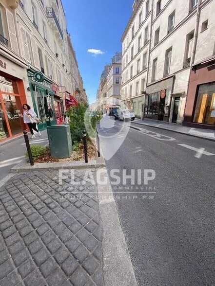 Retail in Paris for lease - Building Photo - Image 1 of 2