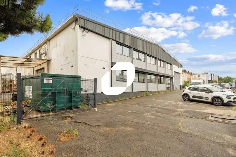 Office in Morangis for lease - Building Photo - Image 2 of 16