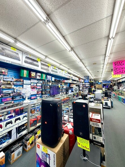 30-69 Steinway St, Astoria, NY for lease - Building Photo - Image 3 of 7