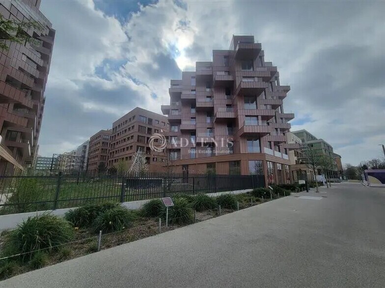 Retail in Saint-Ouen-sur-Seine for lease - Building Photo - Image 1 of 6