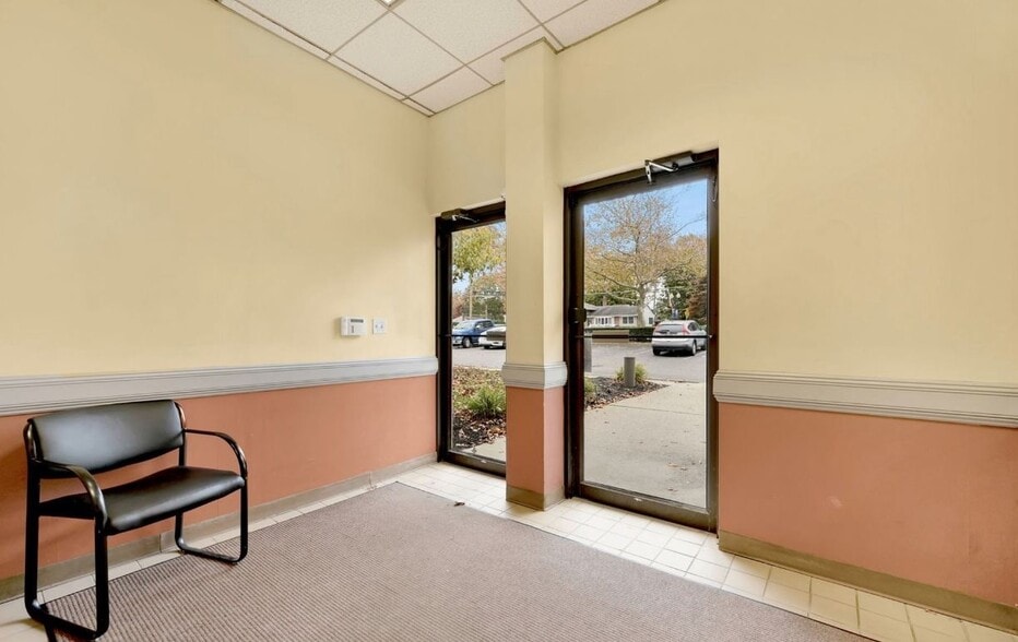 369 E Main St, East Islip, NY for sale - Interior Photo - Image 3 of 21