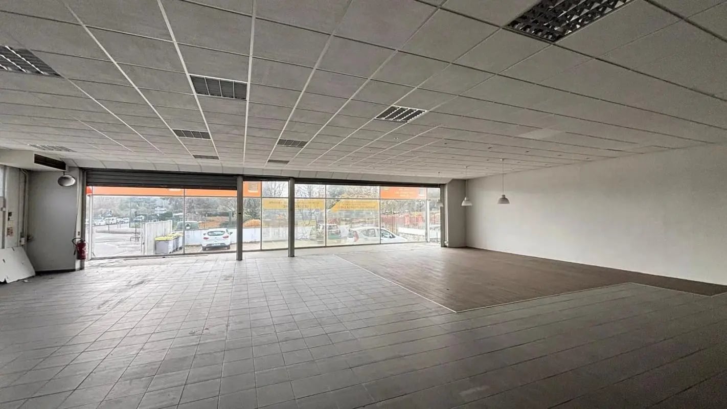 52 Boulevard Henri Barbusse, SAINT CYR L ECOLE for lease Building Photo- Image 1 of 11