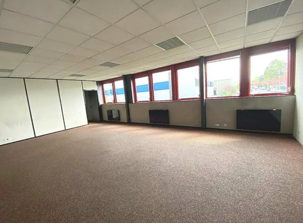 Office in Domont for lease Interior Photo- Image 1 of 4