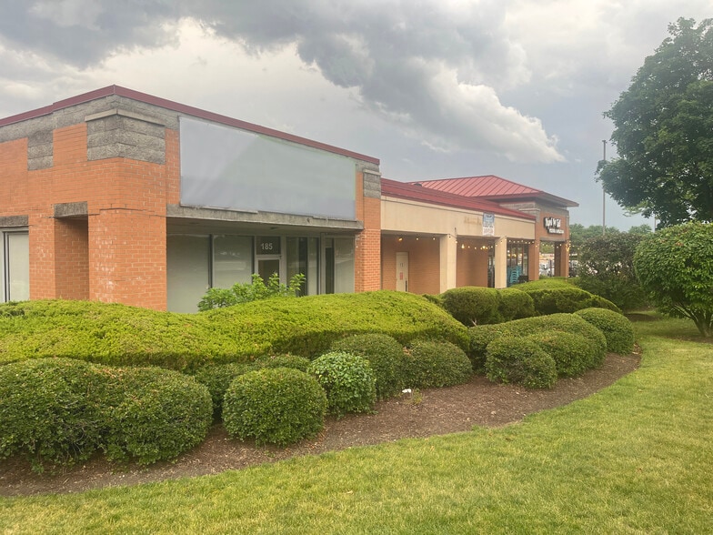 181-185 N Barrington Rd, Schaumburg, IL for lease - Building Photo - Image 2 of 9