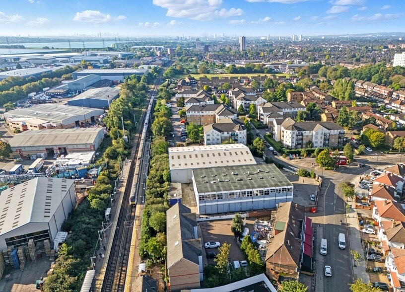 241 GREEN STREET, ENFIELD portfolio of 2 properties for sale on LoopNet.com - Primary Photo - Image 2 of 2