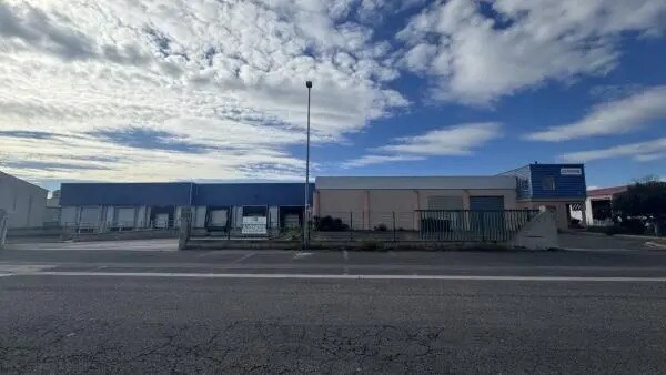 Location Local d'activités 894 m² - Photo 1