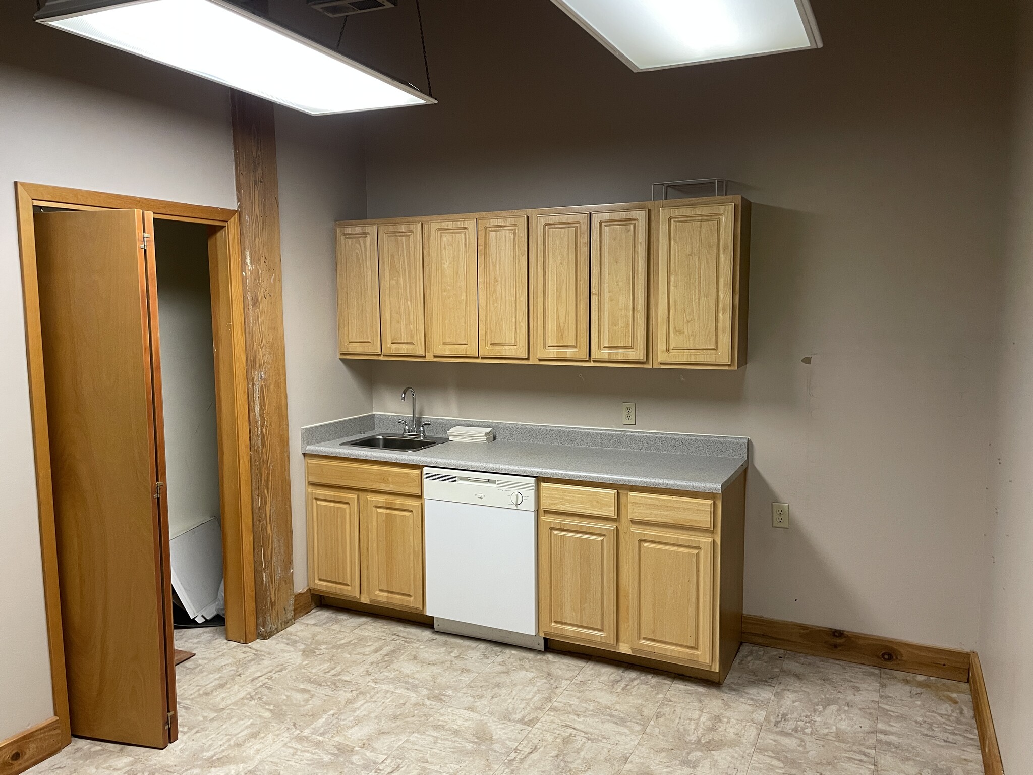 108 3rd St, Des Moines, IA for lease Interior Photo- Image 1 of 9