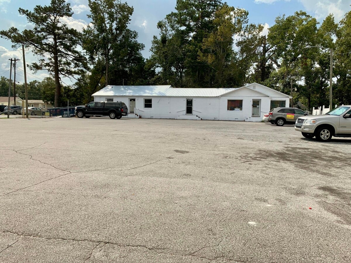 303305 Henderson Dr, Jacksonville, NC 28540