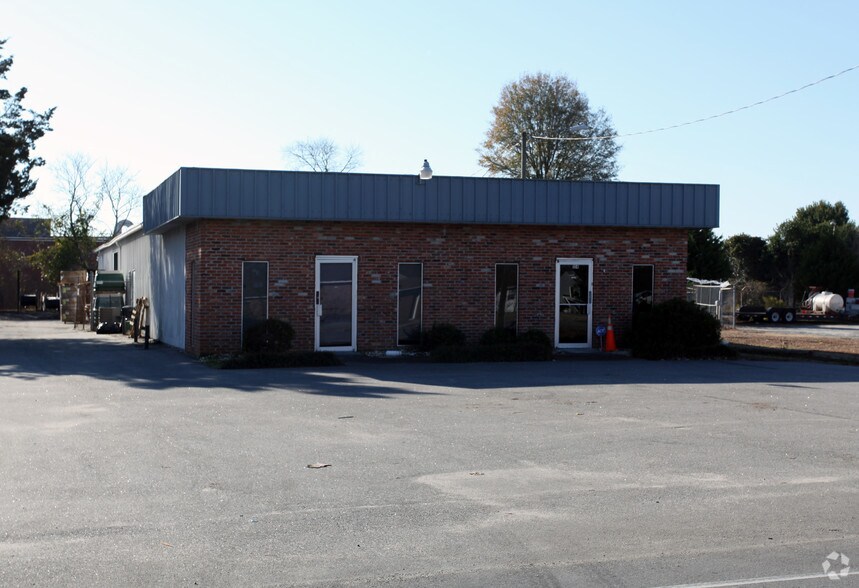 104 Gordon Rd, Wilmington, NC 28401