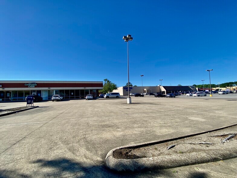 3819-3835 Phelan Blvd, Beaumont, TX for sale - Building Photo - Image 3 of 23
