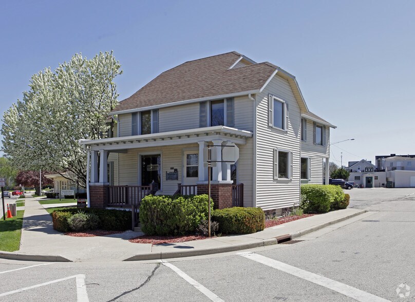 137 S Cross St, Oconomowoc, WI for sale - Primary Photo - Image 1 of 1