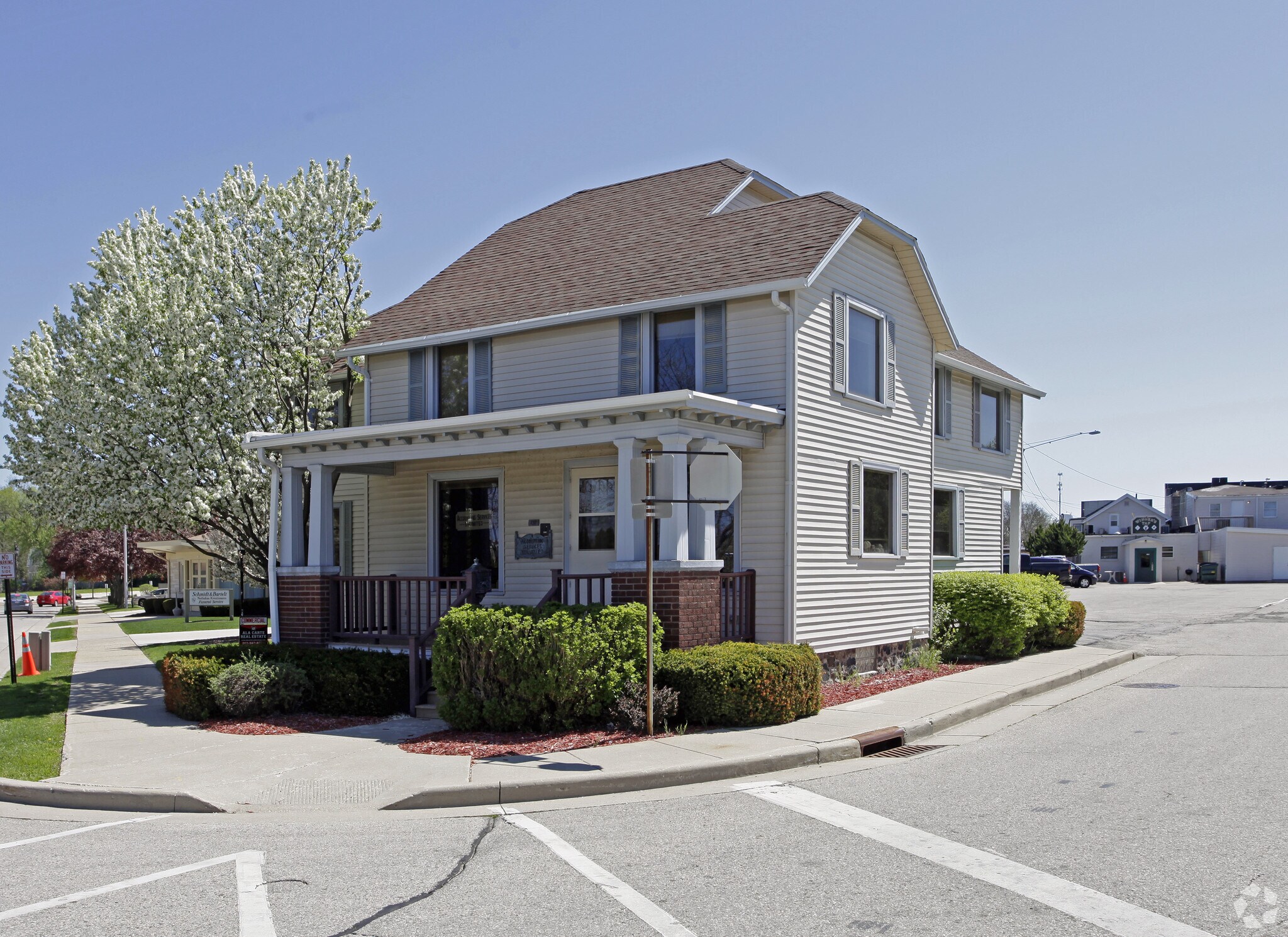 137 S Cross St, Oconomowoc, WI for sale Building Photo- Image 1 of 1