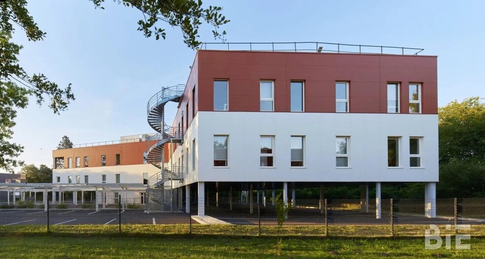 Office in Le Haillan for lease - Building Photo - Image 1 of 9