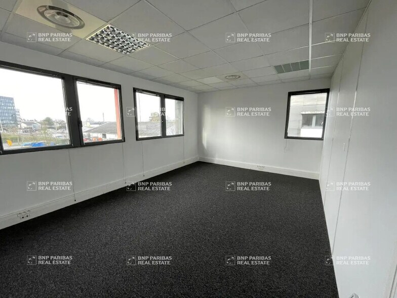 275 Boulevard Marcel Paul, Saint-Herblain for lease - Interior Photo - Image 2 of 10