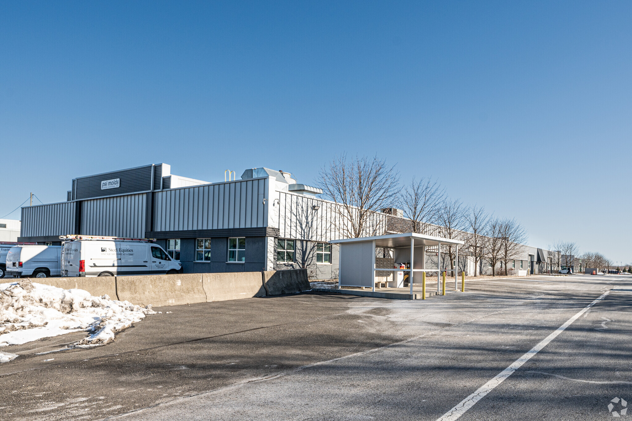 999 S Oyster Bay Rd, Bethpage, NY for lease Building Photo- Image 1 of 6