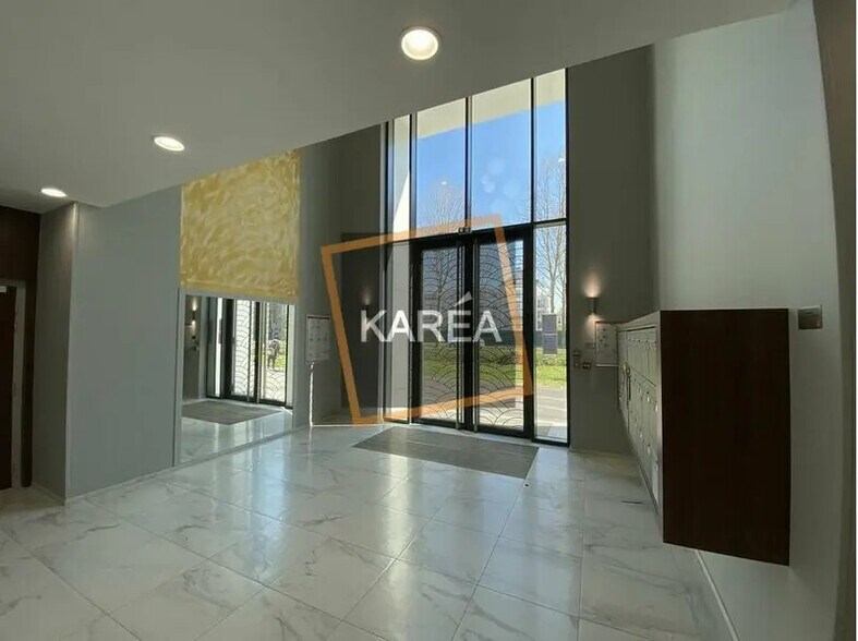 Office in Chessy for lease - Lobby - Image 3 of 5