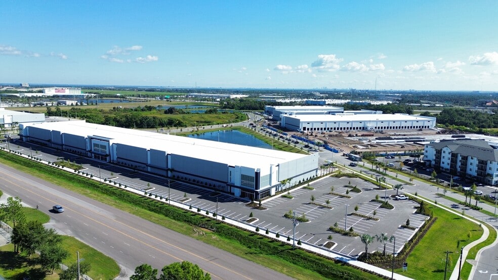 2690 Gateway Centre Pky, Saint Petersburg, FL for lease - Building Photo - Image 1 of 7