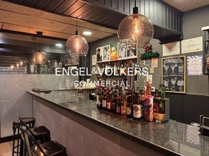 Retail in Barcelona, Barcelona for lease Interior Photo- Image 2 of 12