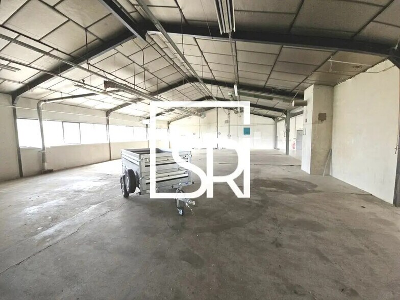 Industrial in Puy-Guillaume for lease - Building Photo - Image 1 of 12