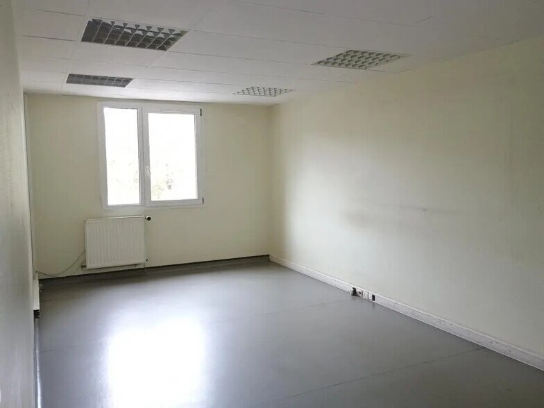 41 Rue De Domparon, Gex for lease - Interior Photo - Image 2 of 10