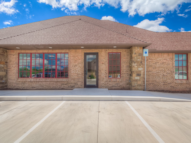 608 Liberty Ln, Edmond, OK for lease - Building Photo - Image 2 of 29