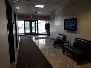 1701 E Lake Ave, Glenview, IL for lease Lobby- Image 2 of 3