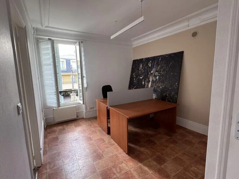 Office in Les Mureaux for lease - Interior Photo - Image 3 of 9