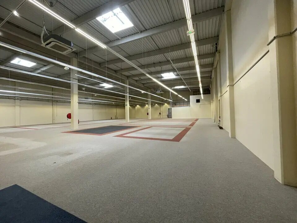 Retail in Thillois for lease Interior Photo- Image 1 of 6