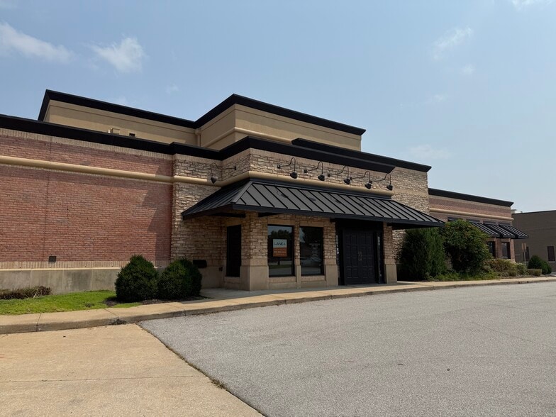 5001 Town Center Dr, Leawood, KS for lease - Building Photo - Image 1 of 8