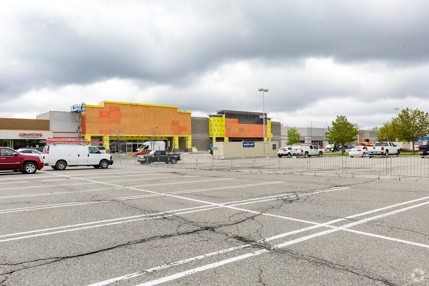 18055-18105 Silver Pky, Fenton, MI for lease - Primary Photo - Image 1 of 6