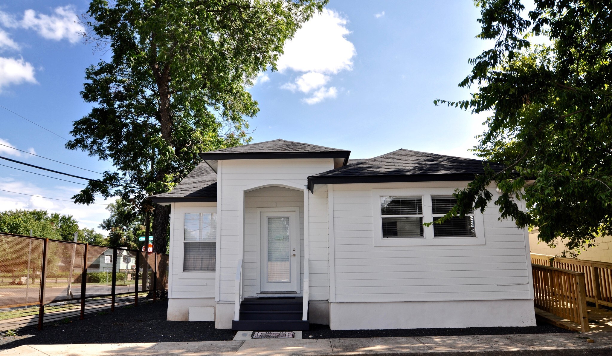 910 E Cesar Chavez St, Austin, TX for sale Building Photo- Image 1 of 1