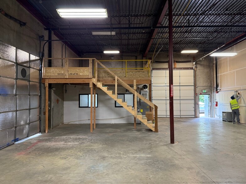 16715 Aurora Ave N, Shoreline, WA for lease - Interior Photo - Image 2 of 7