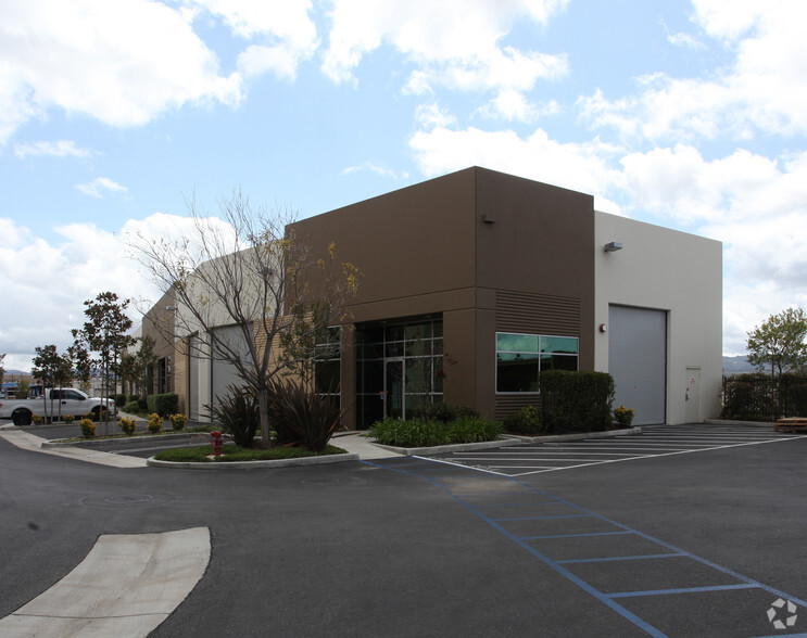 780 Chambers Ln, Simi Valley, CA for lease - Building Photo - Image 2 of 3