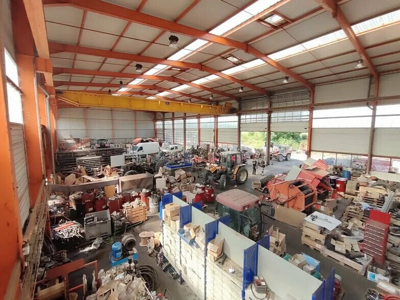 Flex in Villeneuve-de-Marc for lease - Interior Photo - Image 2 of 4