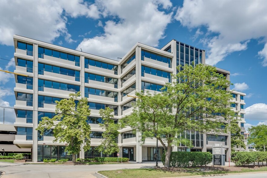 10400 W Higgins Rd, Rosemont, IL for lease - Building Photo - Image 1 of 14