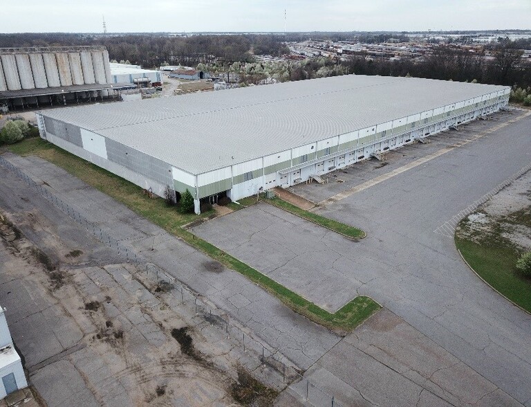 4270 Chrysler Dr, Memphis, TN for lease - Building Photo - Image 1 of 11