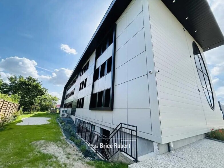 Office in Saint-Priest for lease - Building Photo - Image 3 of 7