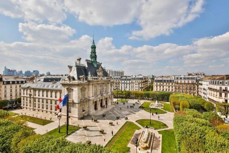 Retail in Levallois-Perret for lease Building Photo- Image 1 of 4