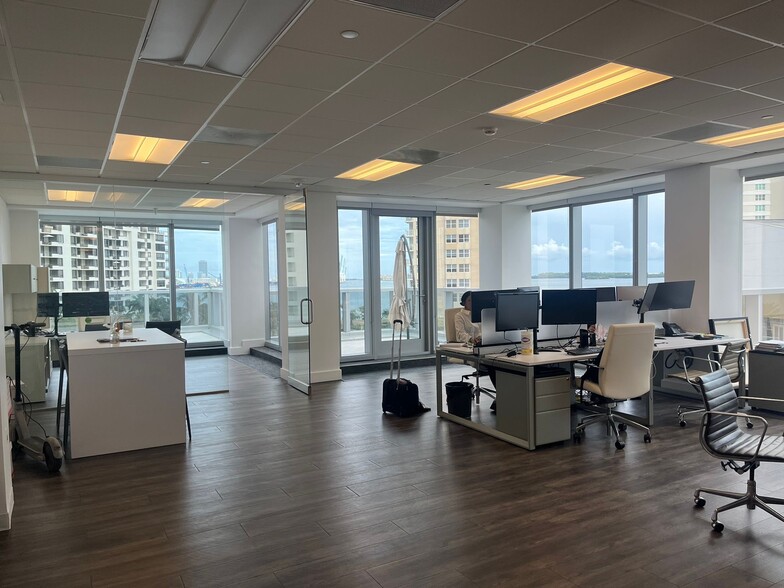 501 Brickell Key Dr, Miami, FL for lease - Interior Photo - Image 3 of 11