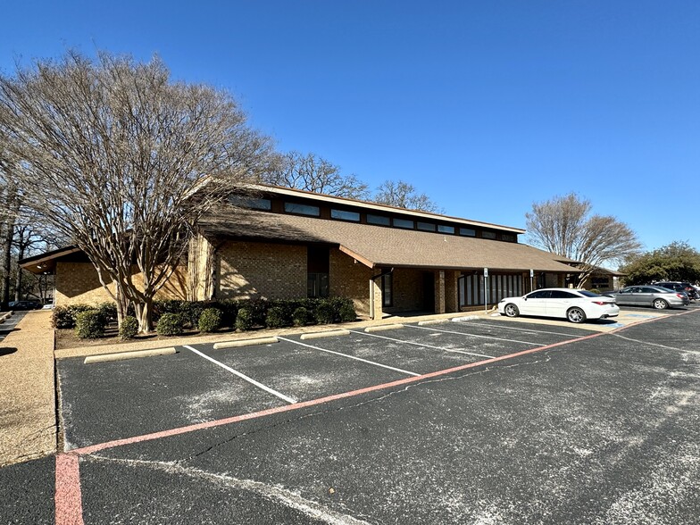 910 N Davis Dr, Arlington, TX for lease - Building Photo - Image 1 of 6