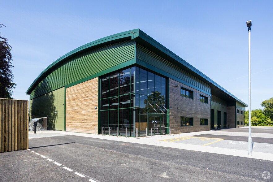 Brighton Rd, Crawley for lease - Building Photo - Image 2 of 5