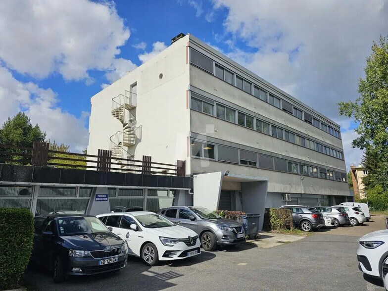 Flex in Igny for lease - Building Photo - Image 1 of 12