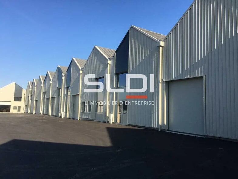 Office in Genas for lease - Building Photo - Image 2 of 5