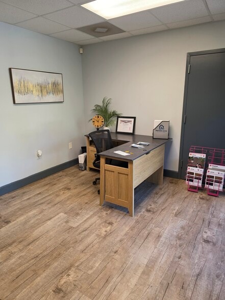 6020 Parkway North Dr, Cumming, GA for lease - Building Photo - Image 3 of 8