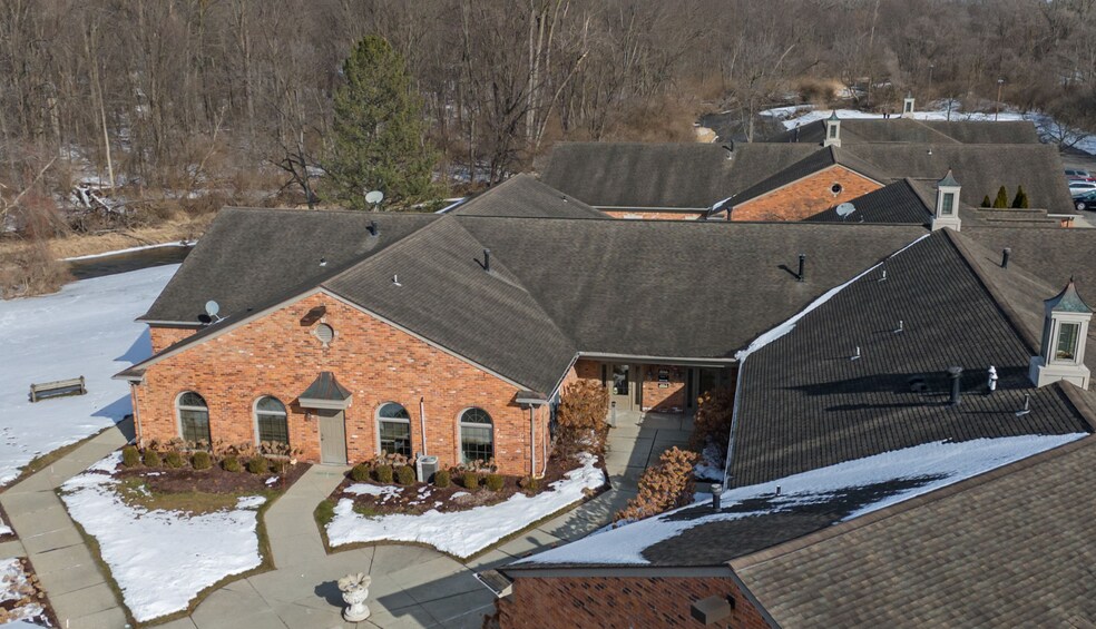 940 W Avon Rd, Rochester Hills, MI for sale - Primary Photo - Image 1 of 1