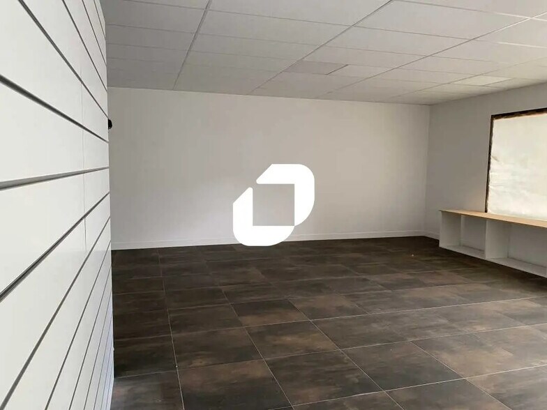 Retail in Léognan for lease - Interior Photo - Image 3 of 10